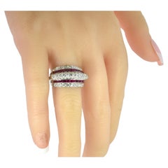 Anillo Art Decó de platino, diamantes y rubí rojo vivo natural, circa 1938