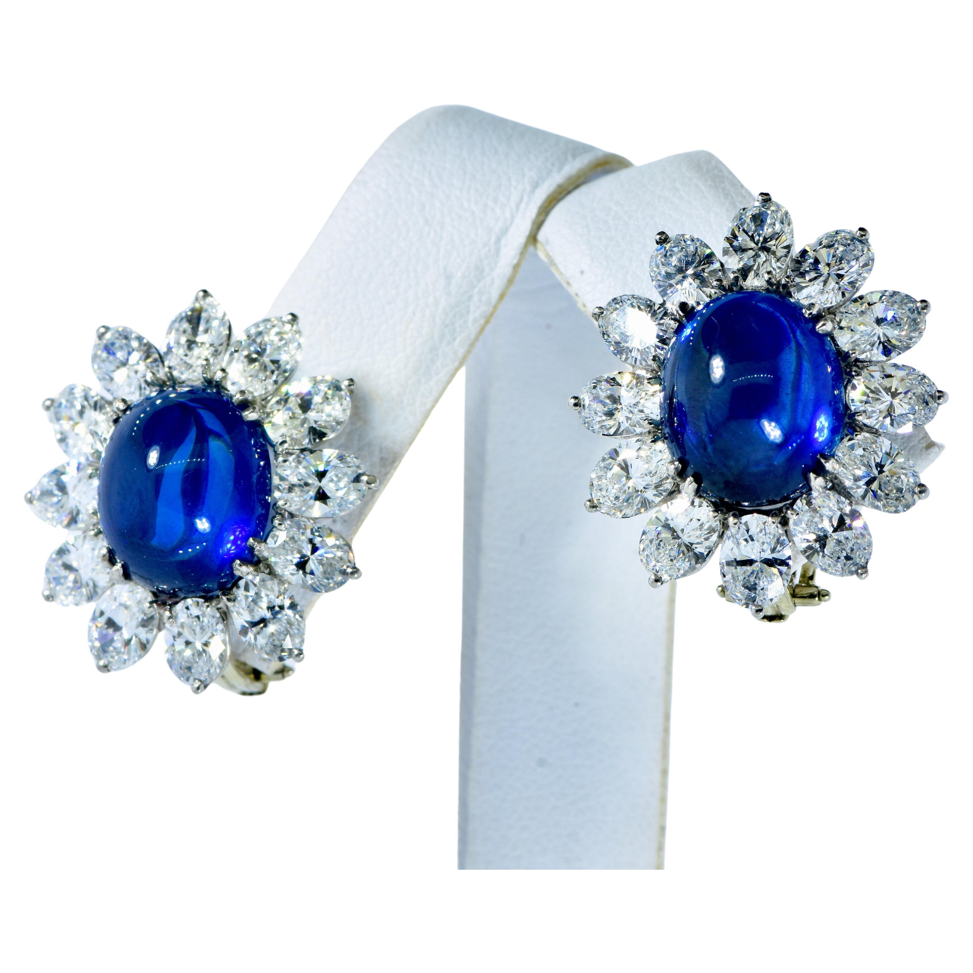 Les saphirs, d'un poids de 16,77 carats, sont rehaussés de fines perles  Boucles d'oreilles en diamant 18K en vente