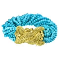 Bracelet torsadé en perles turquoises centrées sur un fermoir en relief 14 carats, c. 1965
