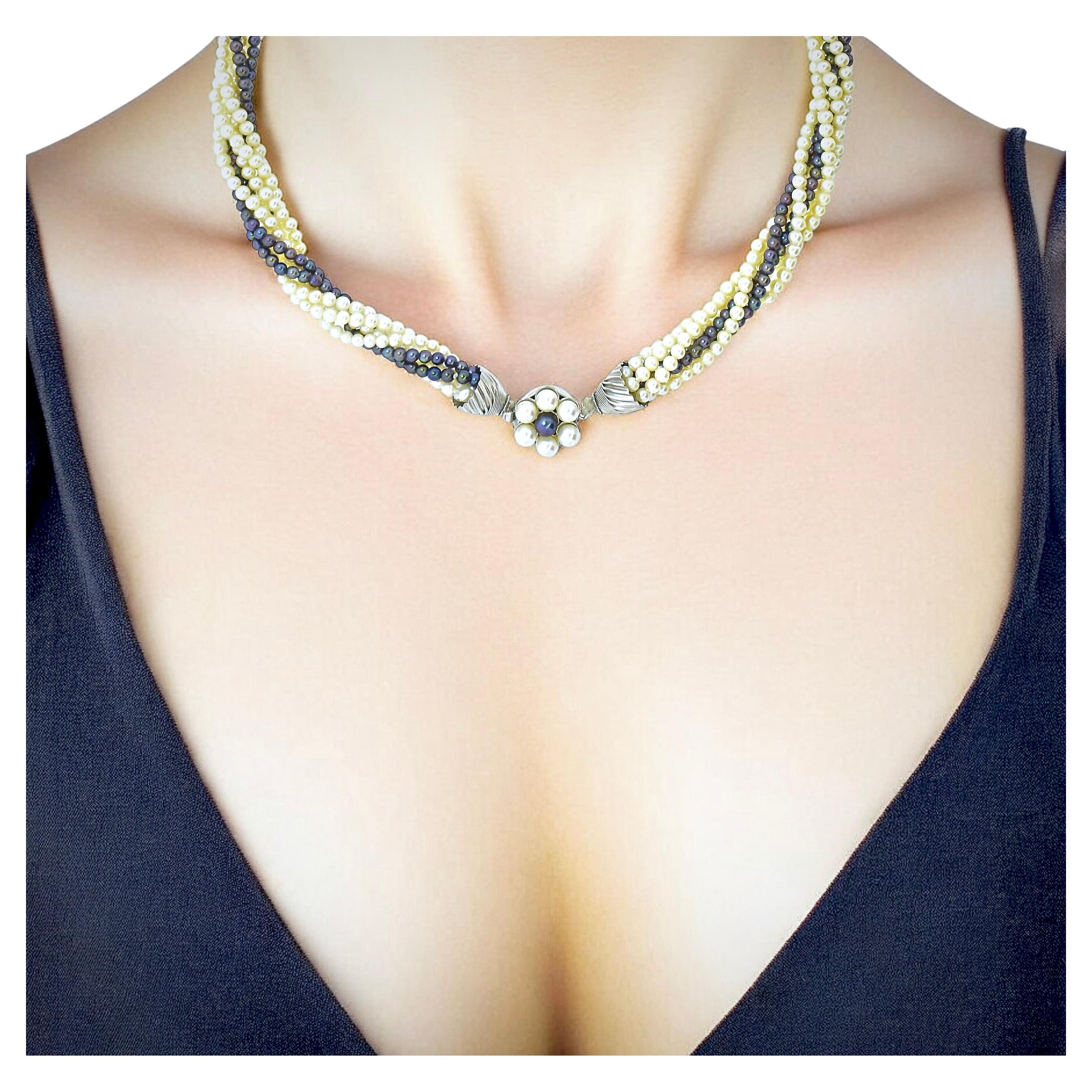 Perles Akoya blanches et noires avec un fermoir/pendentif en or blanc fantaisie, Contemporary en vente