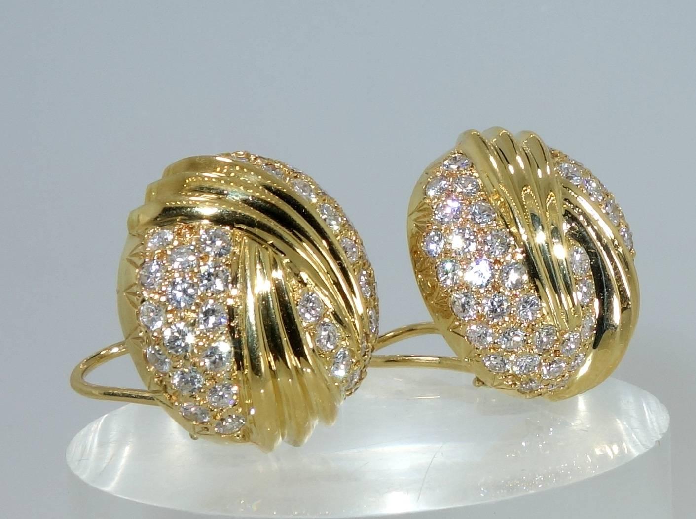 Fine Diamond Gold Earrings In Excellent Condition In Aspen, CO