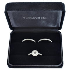 Conjunto Tiffany & Co: Anillo Soleste de diamantes en platino, bandas Dia a juego y banda para caballero