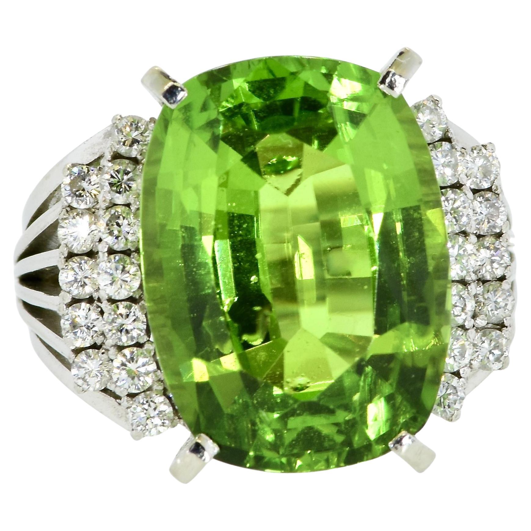 Very Fine Large Peridot, 11.93 cts., Diamond and Platinum Retro Vintage Ring For Sale 1