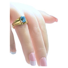 Bague ancienne en 18K possédant un Zircon Bleu Naturel Très Fin, circa 1890