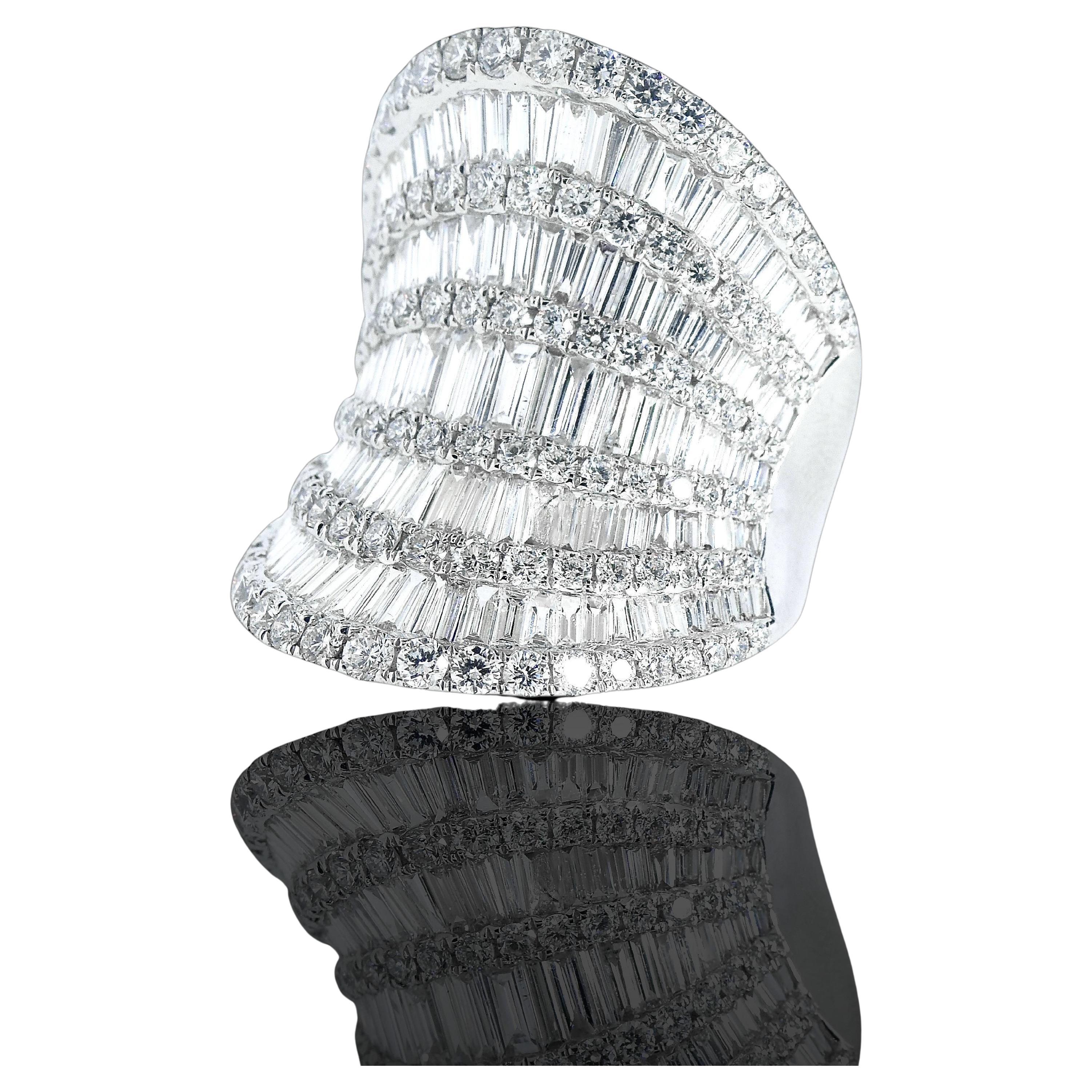 Moderno 18 carati e esattamente 6,53 carati di diamanti bianchi in questo anello grande e impressionante. in vendita