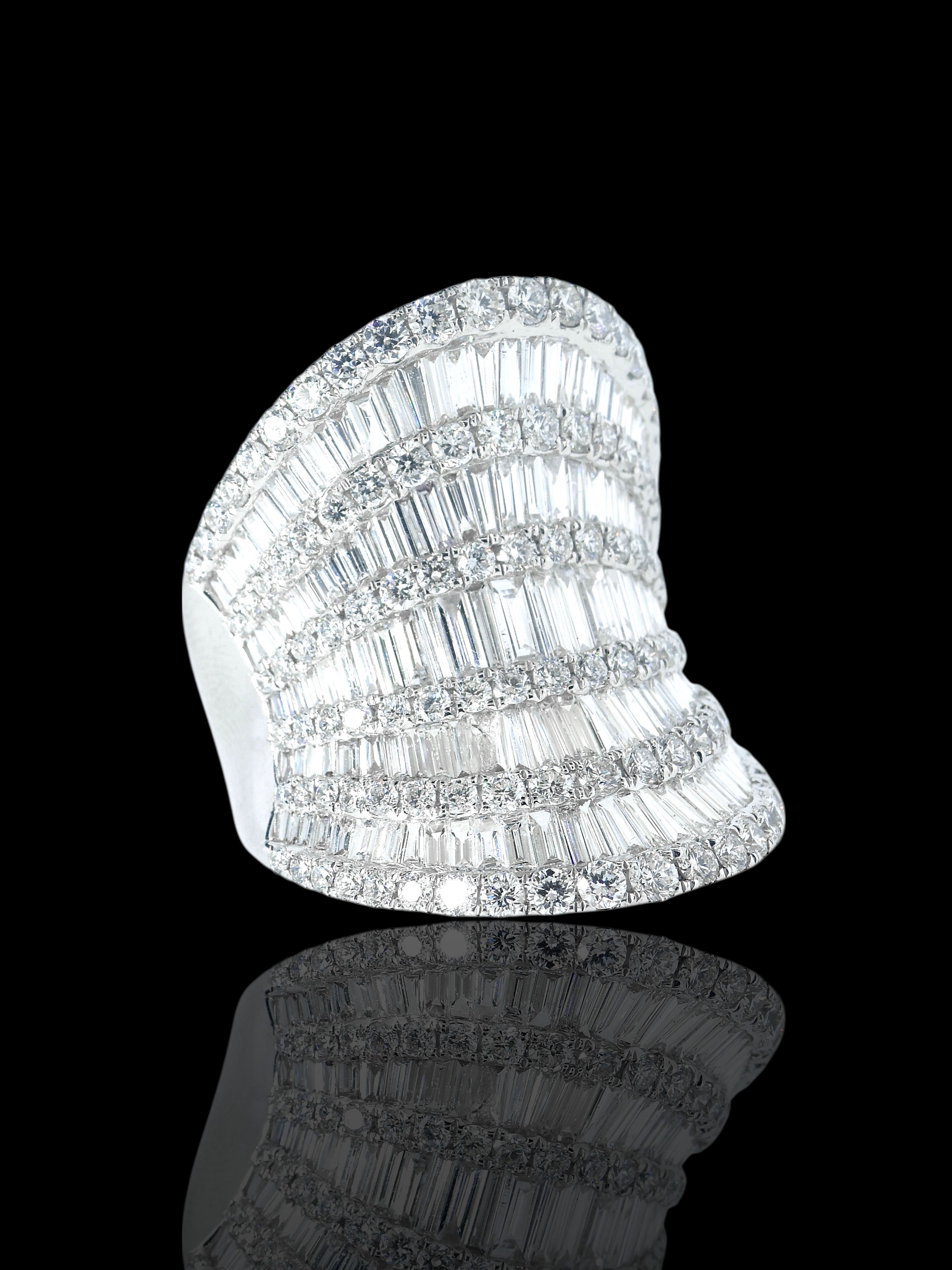 18 carati e esattamente 6,53 carati di diamanti bianchi in questo anello grande e impressionante. in vendita