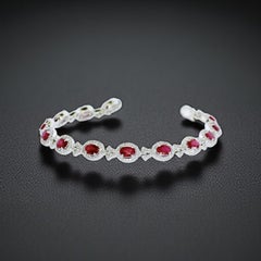 Pregiato rubino naturale rosso vivo, 5,50 carati, diamante bianco 2,3 carati Bracciale in oro 18 carati.
