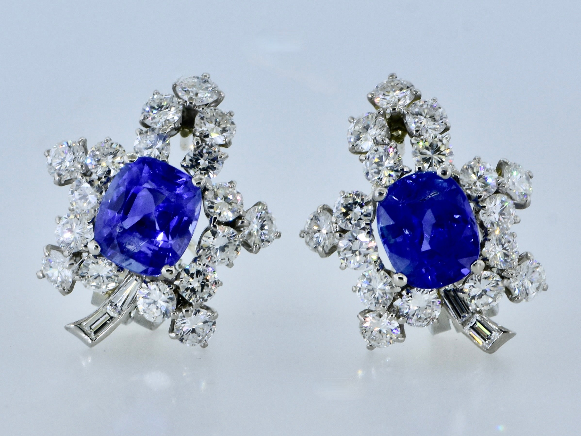Boucles d'oreilles en platine de qualité AGL non chauffé, saphirs et diamants, c. 1955