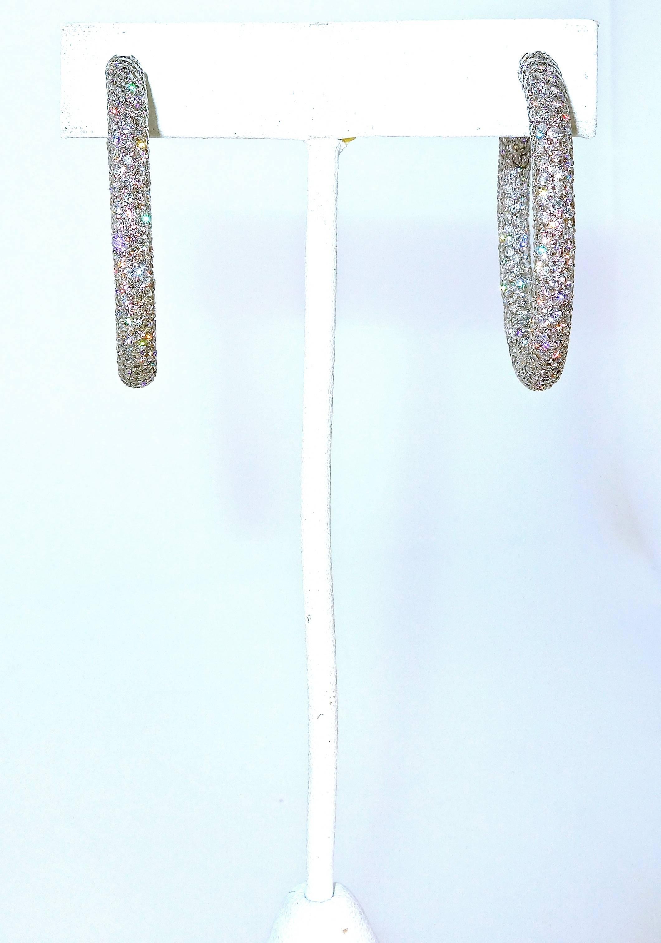Fine white diamonds - all modern brilliant cut, well matched, well cut, with fine symmetry.  The over 970 diamonds are colorless to near colorless (F/G), and very very slightly included to very slightly included (VVS2/VS1).  These large hoops with