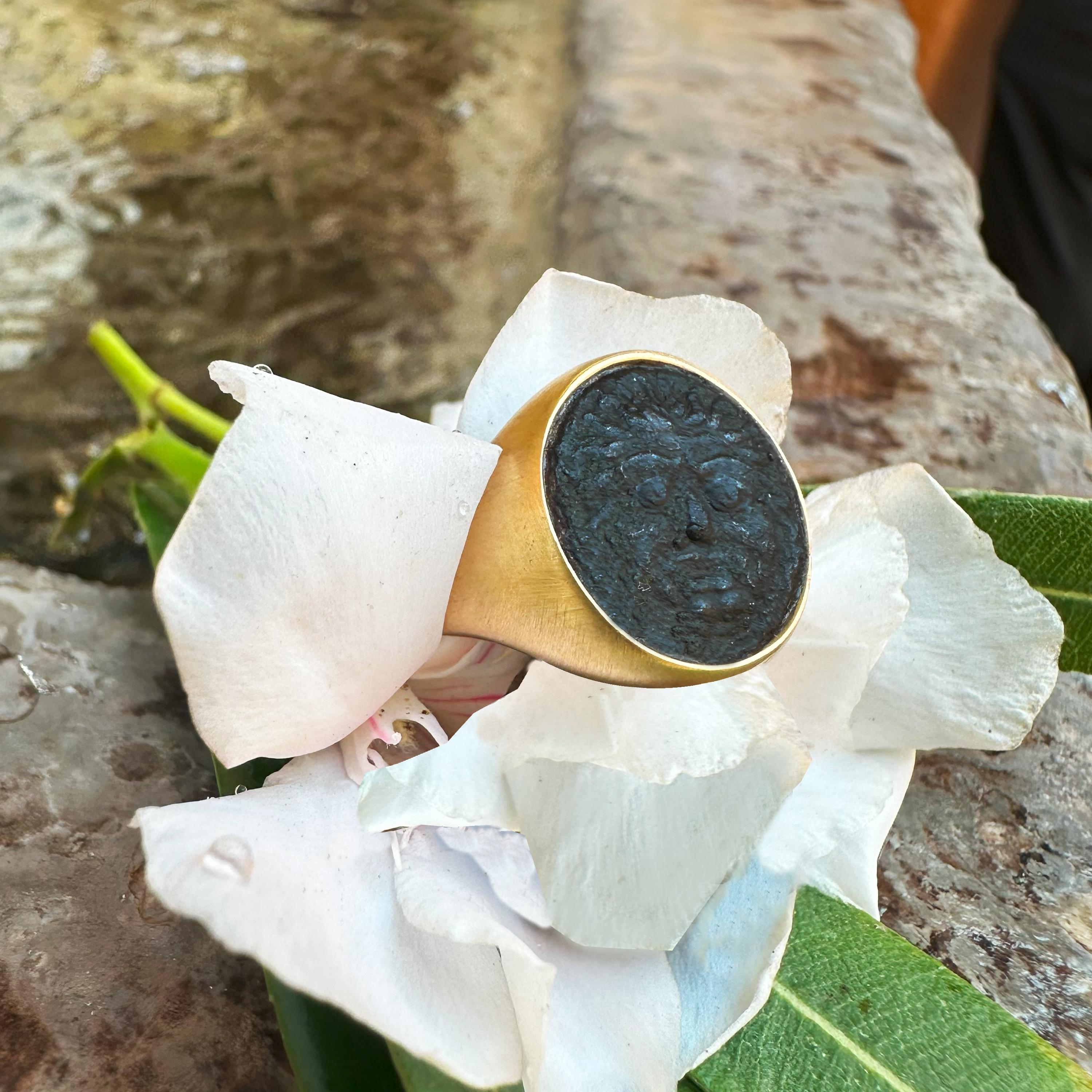 GORGON/MEDUSA Authentic Ancient Greek Coin 5th century BC Gold Ring In Excellent Condition For Sale In Roma, IT
