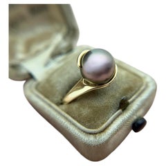 Anillo solitario vintage con perla negra, de oro amarillo de 14K