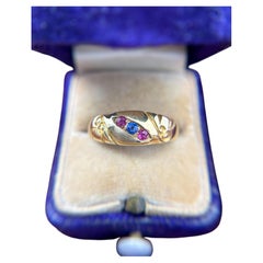 Anillo vintage de la época eduardiana con rubíes y zafiros, en oro amarillo de 18 quilates