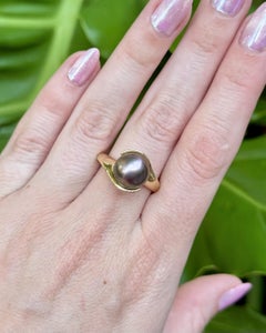 Anillo solitario vintage con perla negra, de oro amarillo de 14K