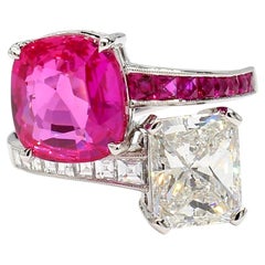 Anillo con zafiro rosa cuadrado de 4,59 quilates y diamantes