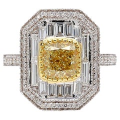 Anillo de oro con halo blanco y un diamante amarillo antiguo de talla cojín de 1,66 quilates