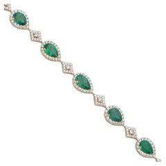 Bracelet en or jaune serti d'une émeraude verte de 7,6 carats taillée en poire et de diamants