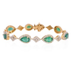 Bracelet en or jaune serti d'une émeraude verte de 7,6 carats taillée en poire et de diamants