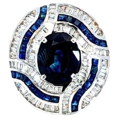 Goldring mit einem blauen ovalen Saphir (3,25 Karat) und Baguette-Diamanten