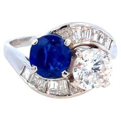Anello in platino con zaffiro blu rotondo da 1,56 carati e diamanti