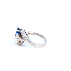 Anello in platino con zaffiro blu rotondo da 1,56 carati e diamanti