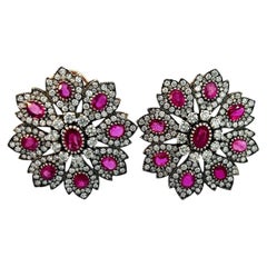 Boucles d'oreilles en or de style victorien, ornées d'un rubis rouge ovale de 13,5 carats et de diamants ronds