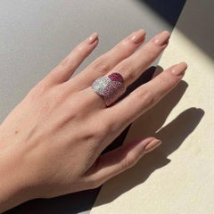 Anillo de cóctel «1919» de Ralph Masri, en oro rosa de 18 quilates con diamantes, rubíes y zafiros rosas