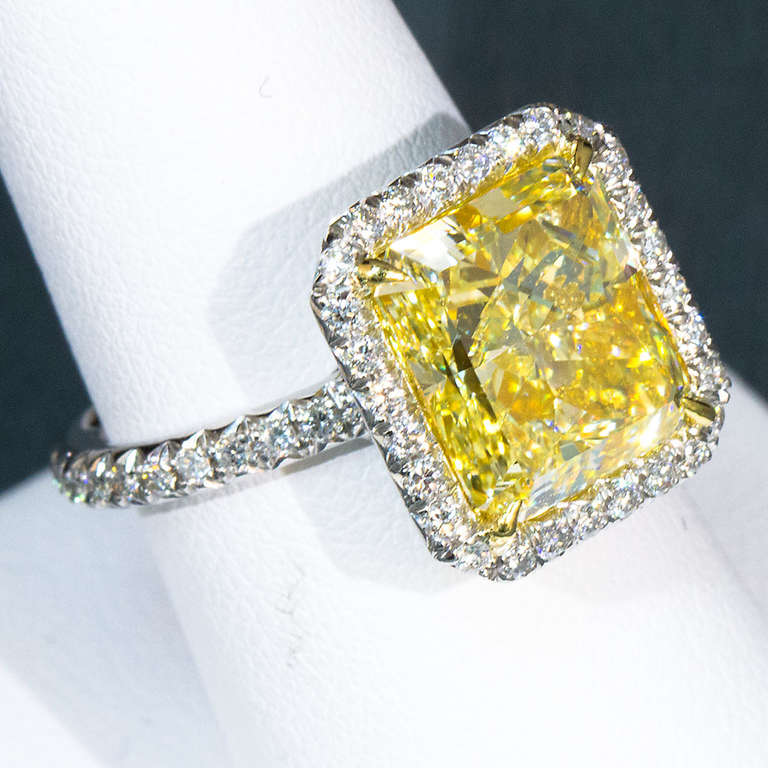 Bague de fiançailles en diamant jaune fantaisie carré radiant de 6,06 carats avec halo, certifié GIA Pour femmes en vente