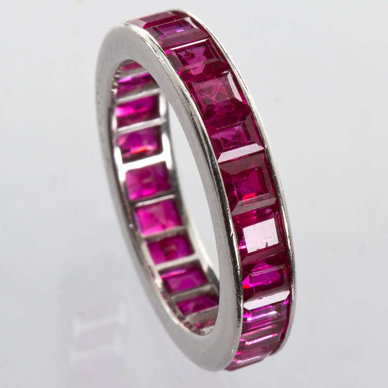 Ein quadratisch geschliffener Rubin in Platin von Cartier mit Kanalfassung. Signiert Cartier. Ring Größe 5 -1/2 US. 

Dealer ref No. 5679
_
TMW Jewels Co. ist eine familiengeführte Schmuckboutique im Herzen des New Yorker Juwelierviertels. Wir