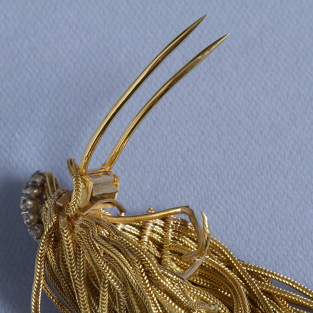 A flamboyant gold tassel brooch of rope twist design in 18k & platinum with diamond accents. Also known as mop-head or shaggy. We have a matching pair of earrings (dealer ref 2814). Stand out!

Dealer ref. 2813