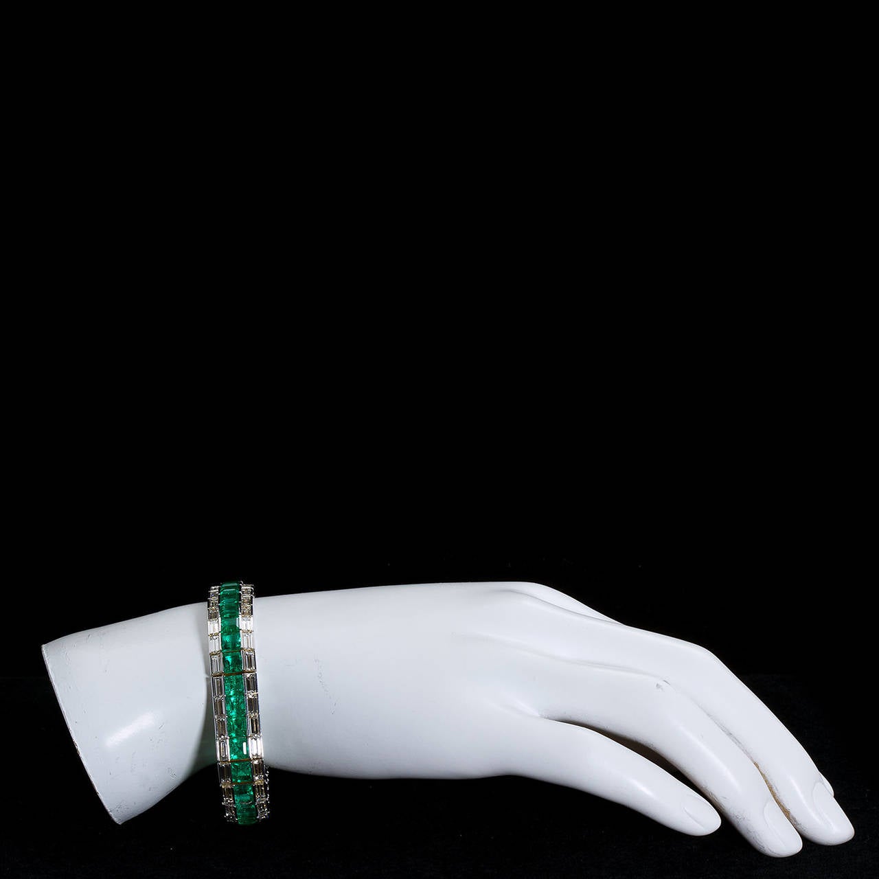 Art Deco Superb Classic Colombian Emerald Diamond Gold Line Tennis Bracelet