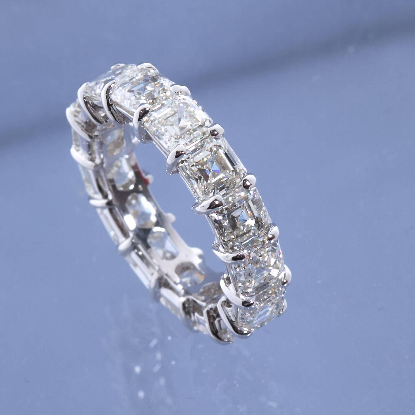 Un anneau d'anniversaire en platine contenant 15 diamants carrés de taille émeraude (Asscher Cut) de couleur H et de pureté VVS1-2 pesant un total de 7,93 carats (0,52 carat en moyenne pour chaque pierre).  Taille de la bague : environ 6 US.

No.