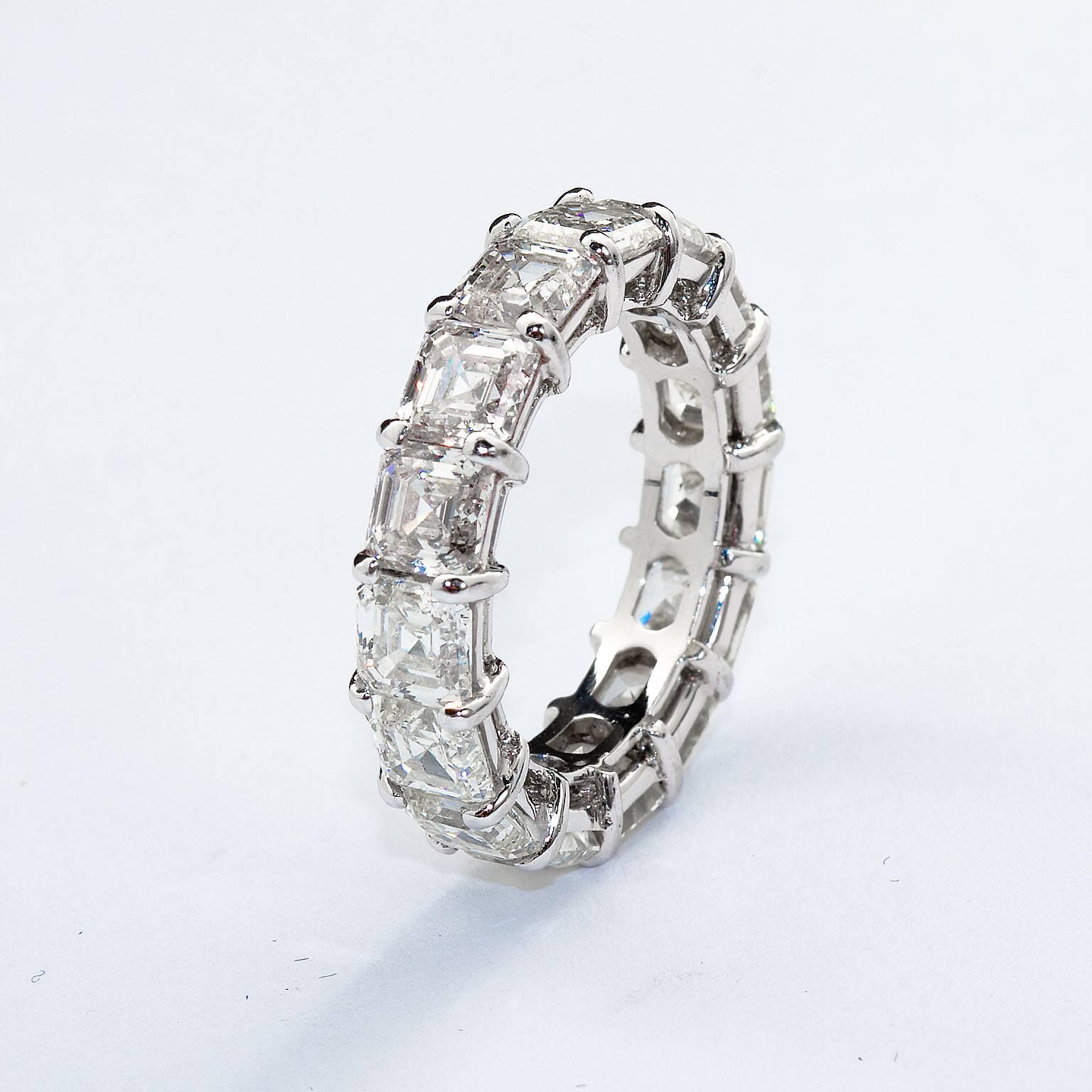Eternity-Ring mit quadratischem Smaragd und Diamant im Asscher-Schliff 7,93 Karat im Zustand „Neu“ im Angebot in Lakewood, NJ