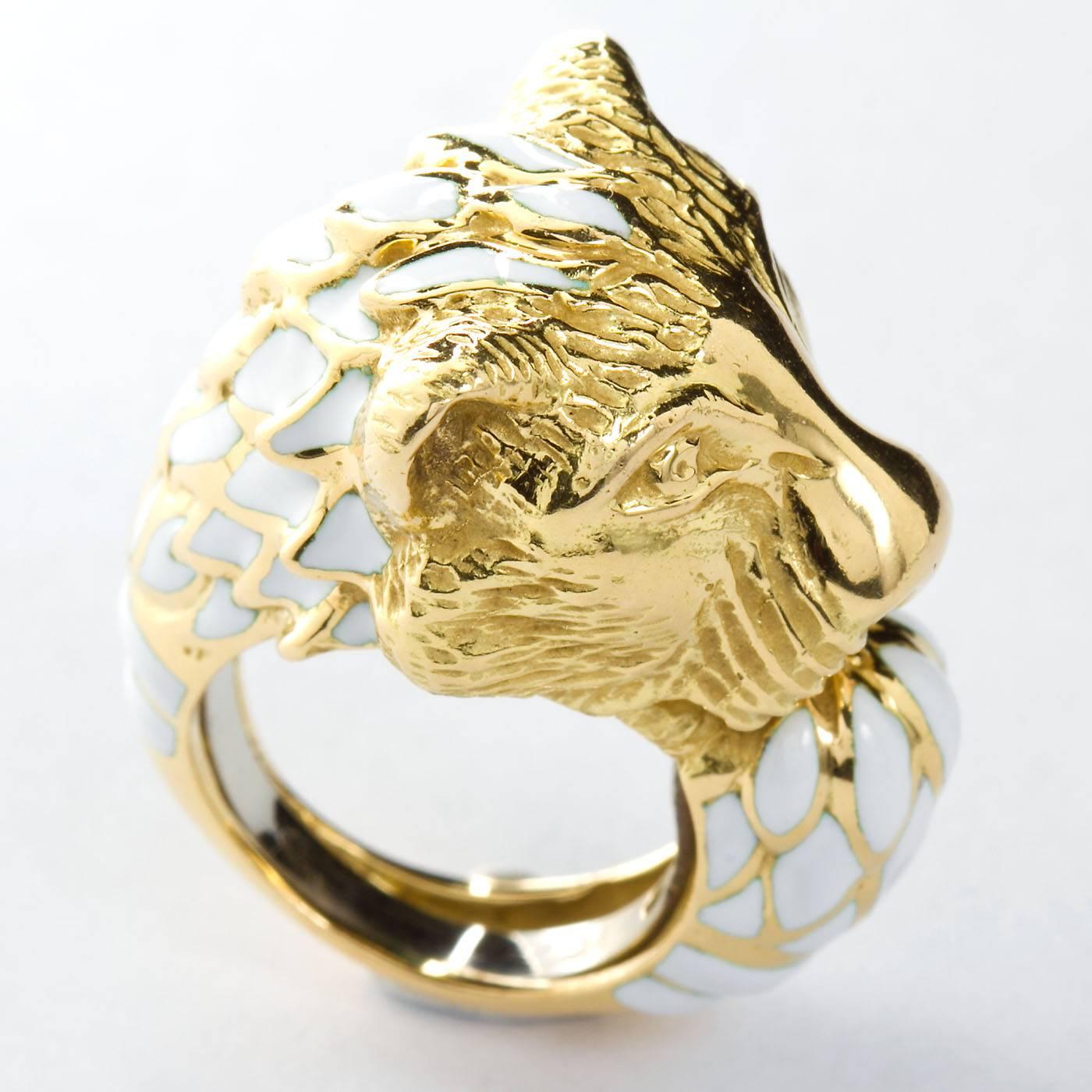 David Webb Enamel Gold Lion Ring In Good Condition For Sale In Lakewood, NJ