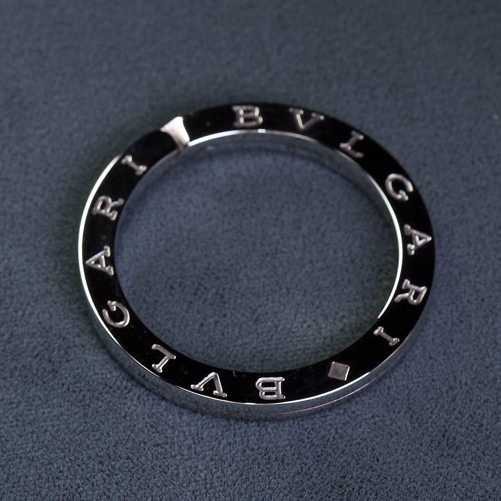 A split ring made of 925 sterling silver with hallmarks by Bulgari with Bvulgari engraved on the circumference. Made in Italy.
Measures: 33 mm (1-1/4" inch) diameter. Approx. 3.3 mm thick.
Original suede-like and linen black box included.

No.