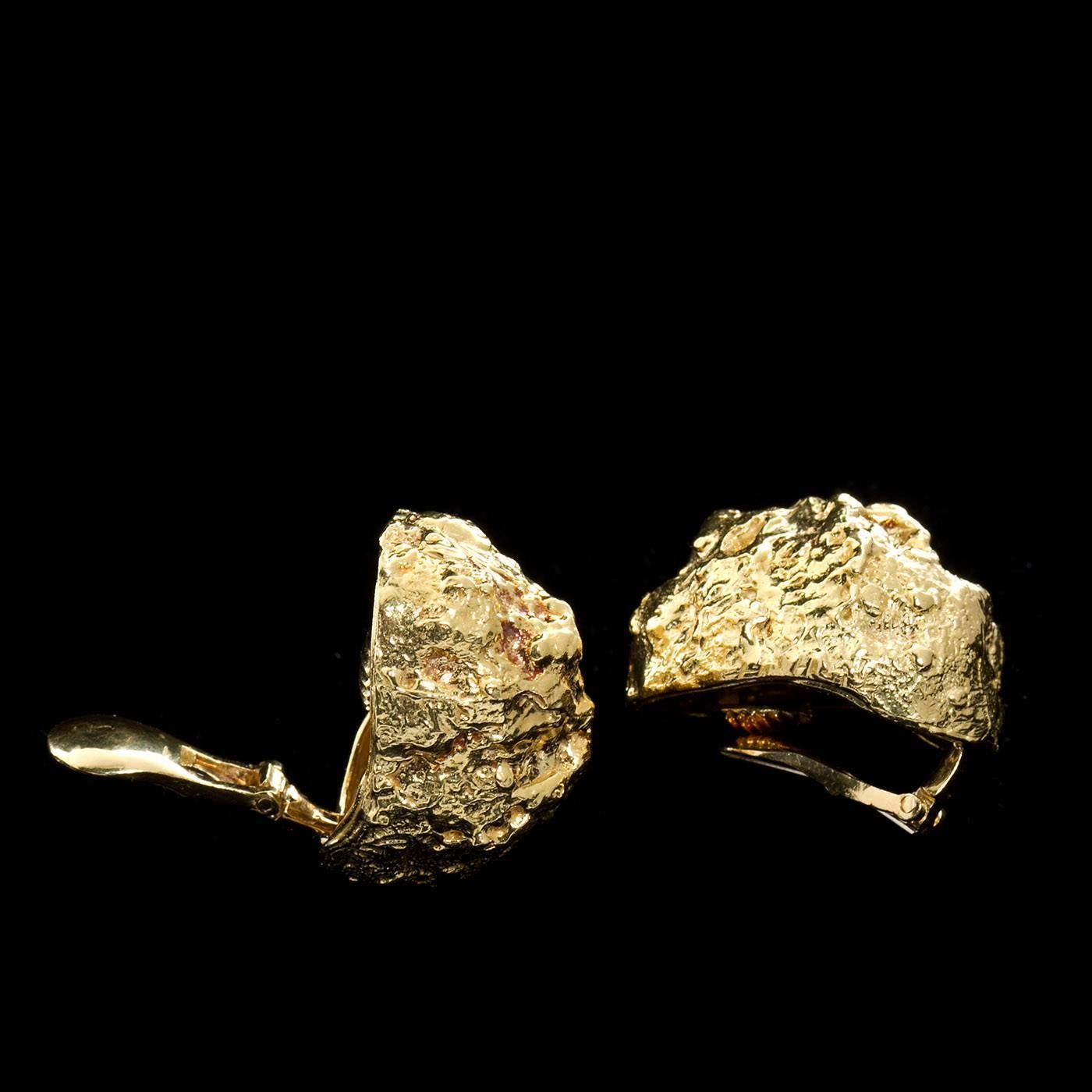 A pair of large 18 karat dome shaped gold nugget style ear clips by David Webb. Each approx. 1-1/8 x 7/8 inches. 28.7 dwt. (Note: These are the larger style, the smaller pair are only 18 dwt)

No. TMWJ-6284