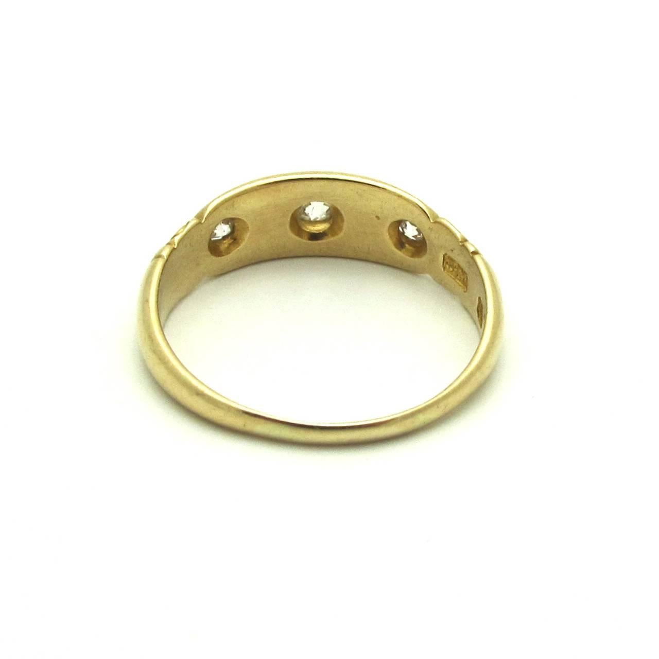 Dieser Ring aus Birmingham mit Diamanten und 18 Karat Gold ist ein klassisches Beispiel für Schmuck:: der in den 1890er Jahren in England handgefertigt wurde. Es gibt mehrere Markenzeichen innerhalb des Bandes:: die seine Herkunft bestätigen. Es