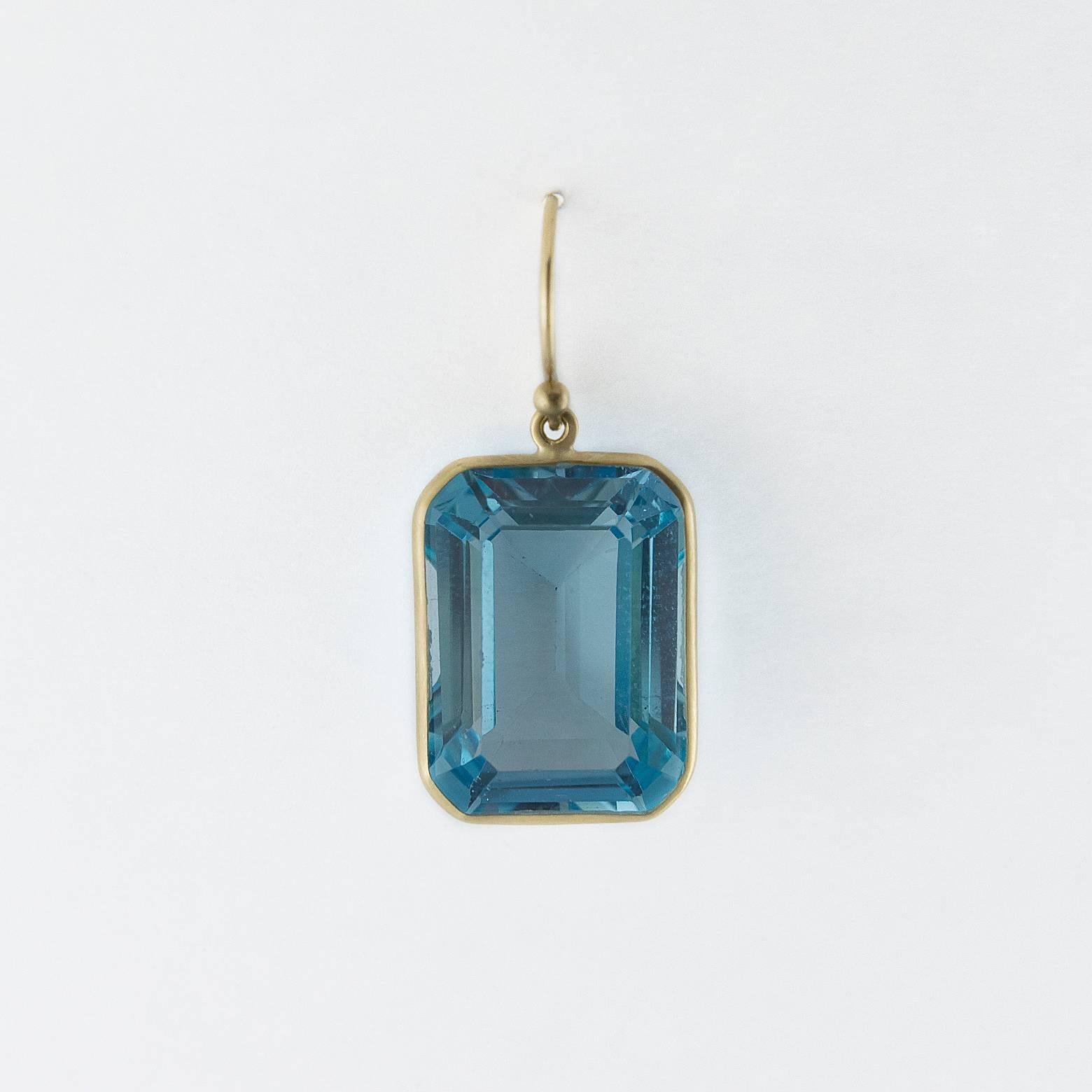 Diese leuchtend blauen Topas-Tropfenohrringe mit Smaragdschliff sind kristallklar und in 18 Karat Gold gefasst. Sie haben eine schöne Größe und Form. Groß, aber leicht und voller Glanz!!! November-Geburtsstein