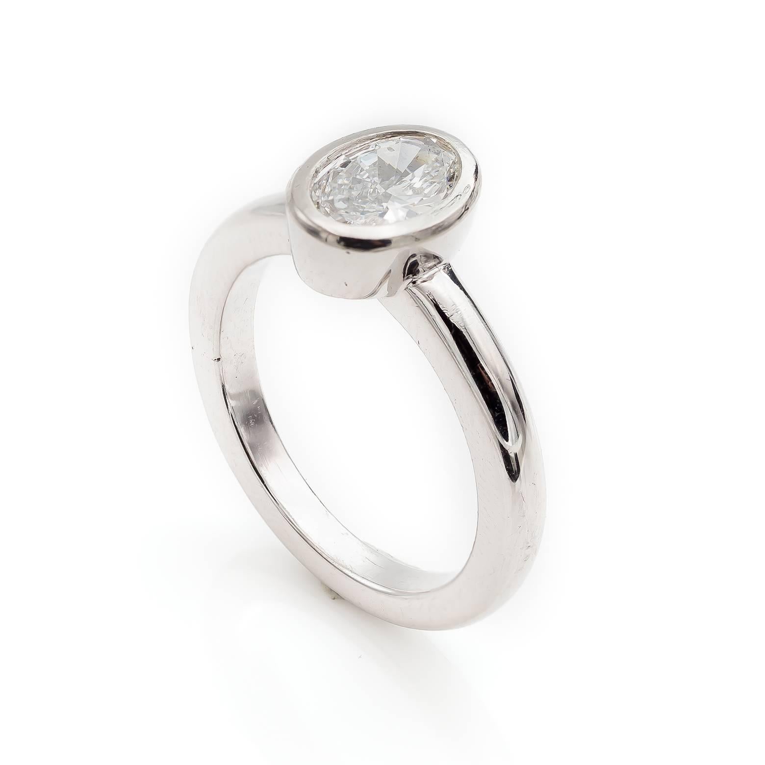 Modern Solitaire Engagement Platinum Ring Oval Diamond 0.84 Carats 1