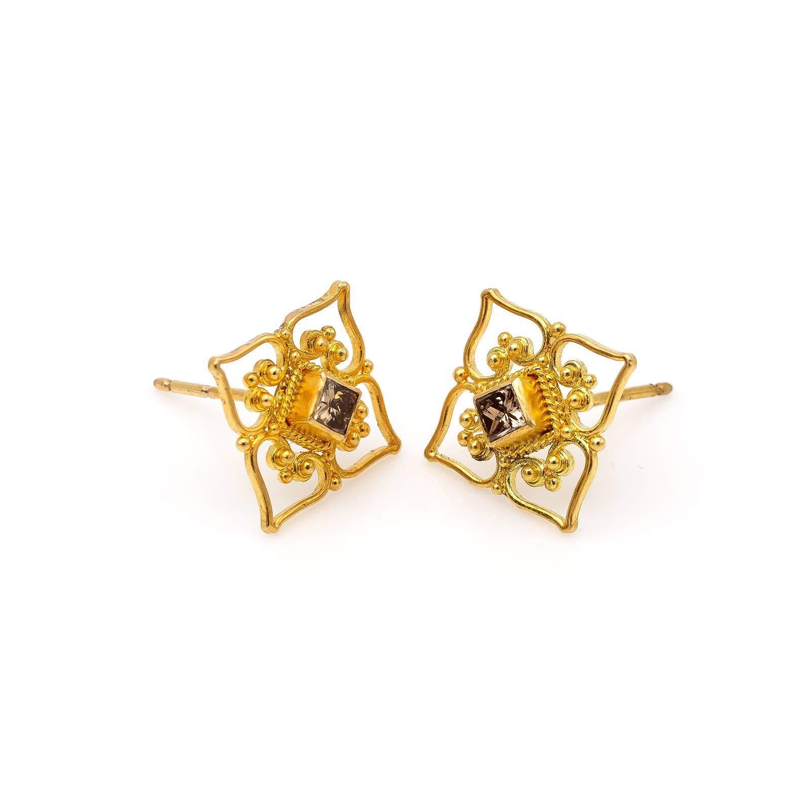 Princess Cut Champagne Diamond and Yellow Gold Filigree Stud Earrings In Excellent Condition In Berkeley, CA