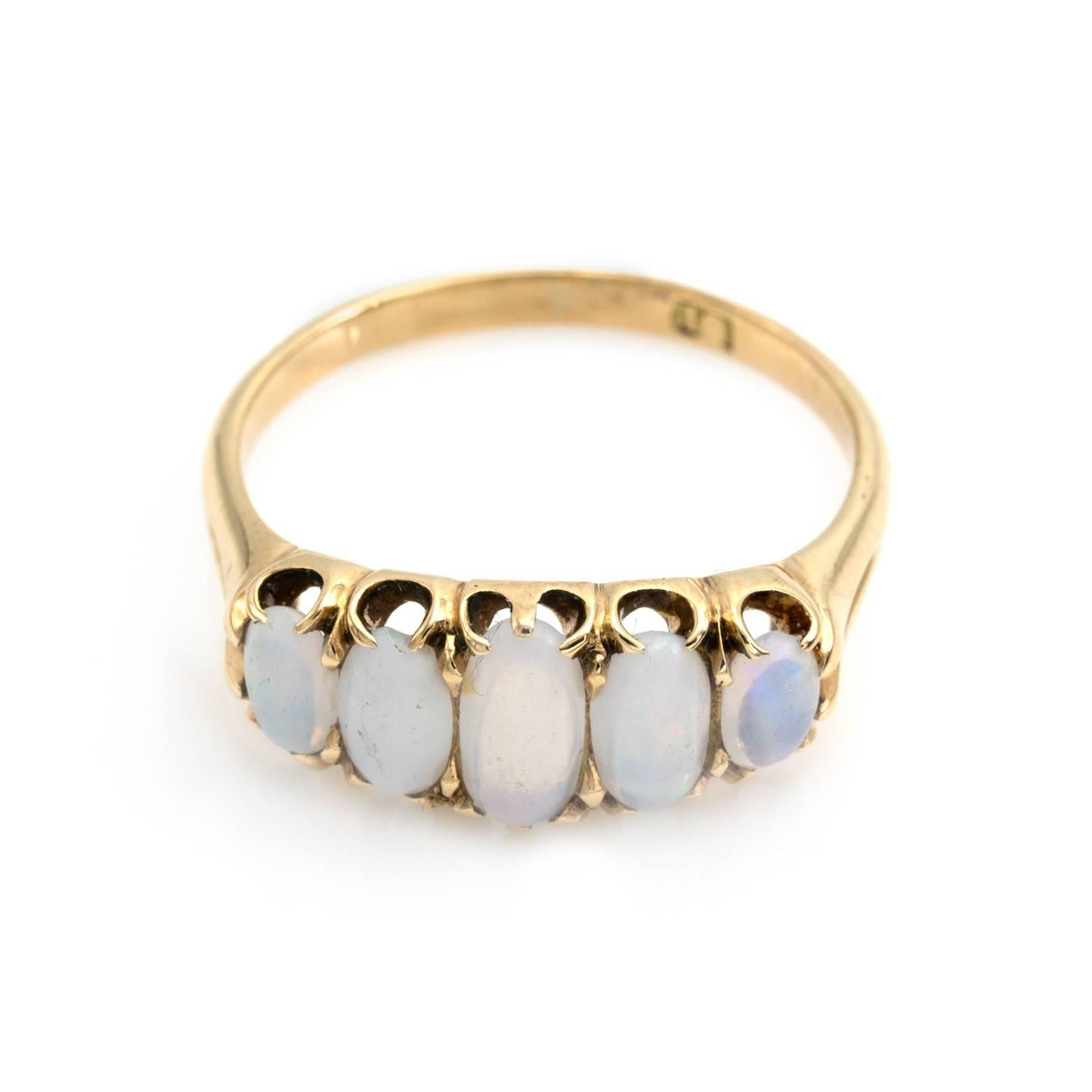 Diese saubere fünf ovalen Opal Ring ist Zacken in 18K Gelbgold und in ausgezeichnetem Zustand gesetzt. Um 1910 schimmern die Opale in Feuerrot, Grün, Orange, Blau und Violett. Größe 8,25 und kann nach Größe angepasst werden. 