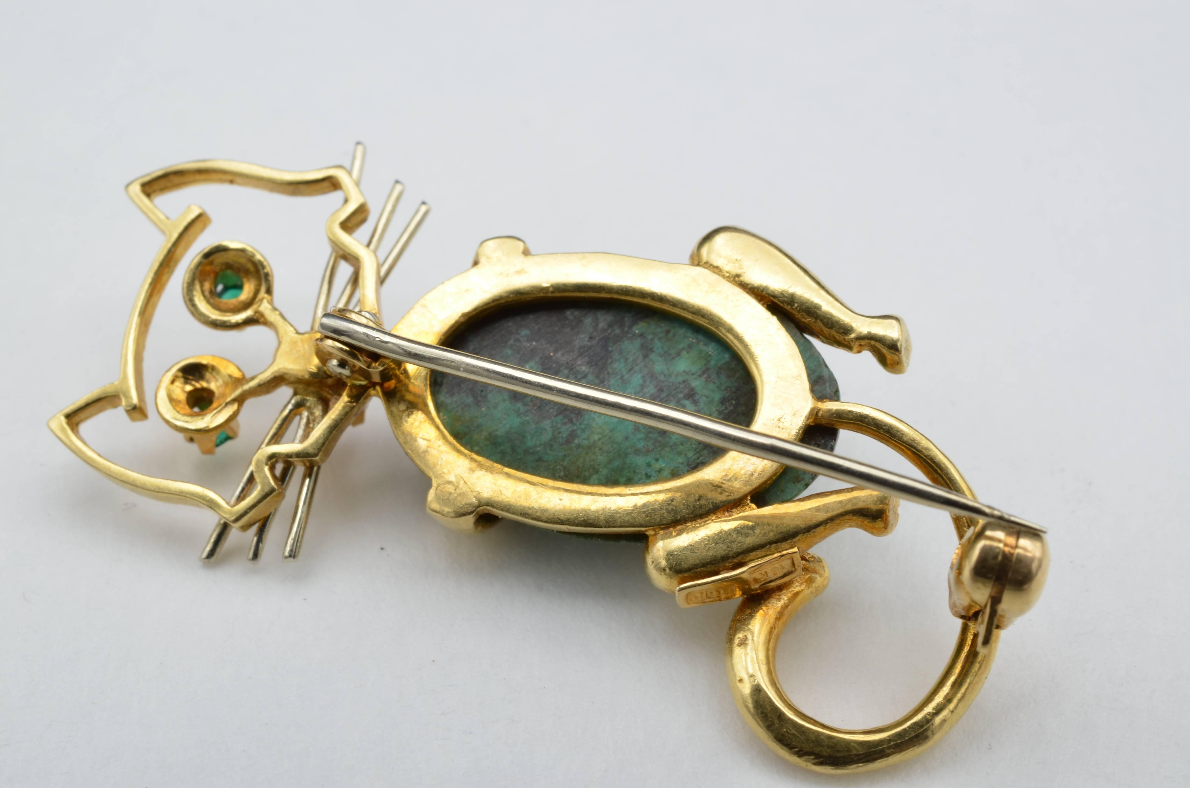 Women's or Men's 1970 Cat Brooch 18 Karat Yellow Gold Emerald Ruby Chrysocolla Italy