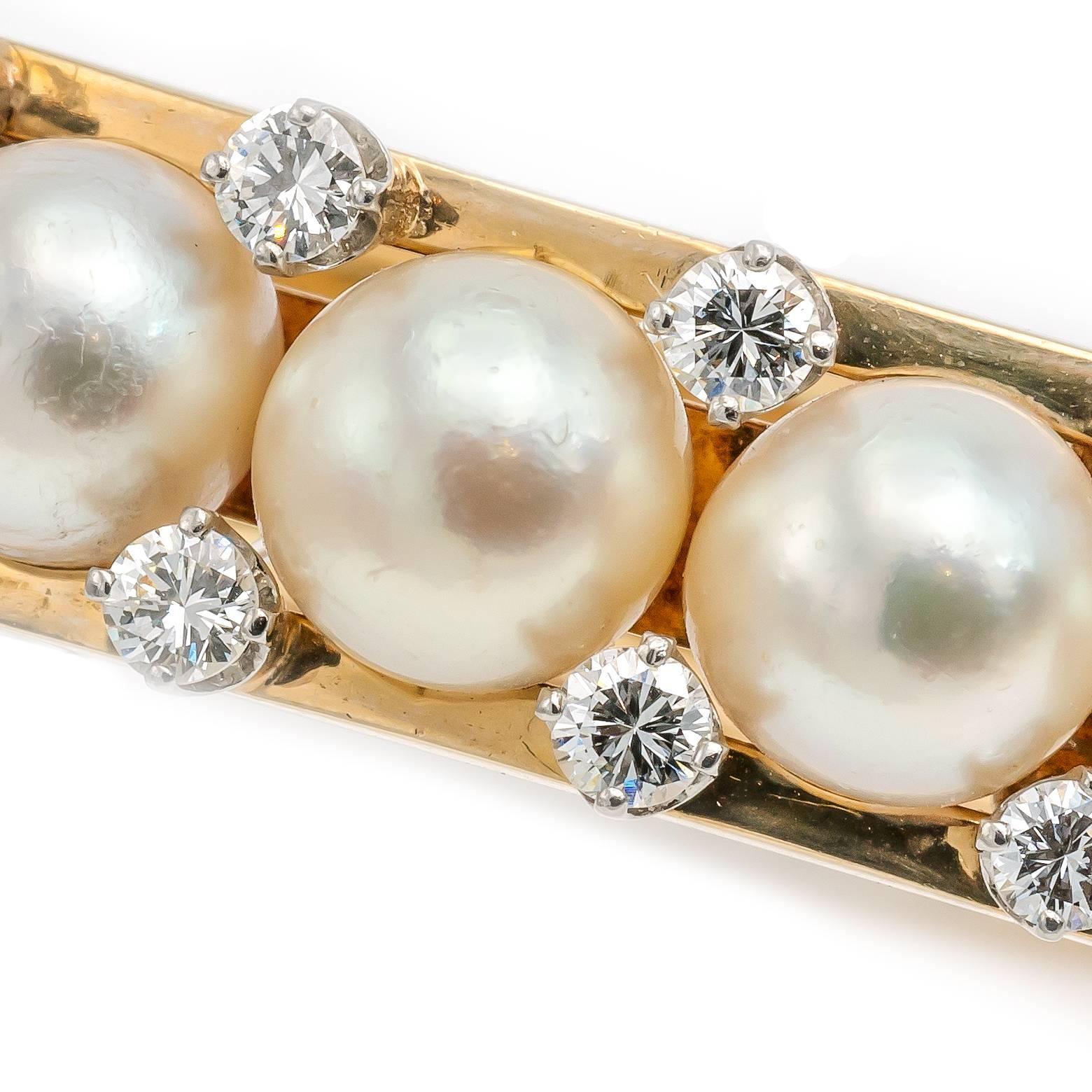 Armreif aus Gold mit Perlen und Diamanten aus den 1950er Jahren (Modernistisch) im Angebot