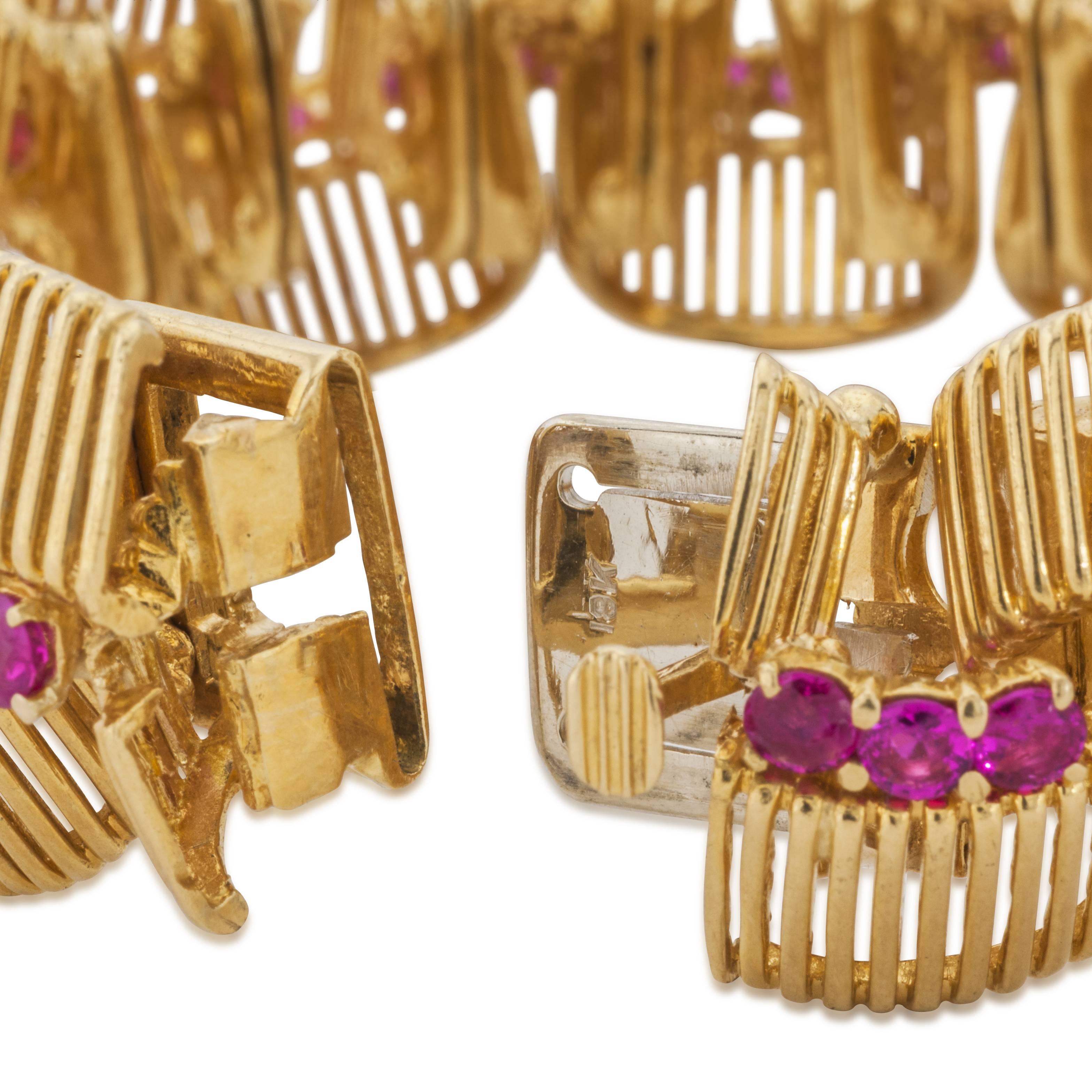 This stunning ribbon design is enhanced with 60 sparkling pink sapphires. Each interlocking link is cast in 18k gold  (86 grams) creating flexibility and comfort as you wear it. The inside of the clasp is white gold which is more secure and firmer.