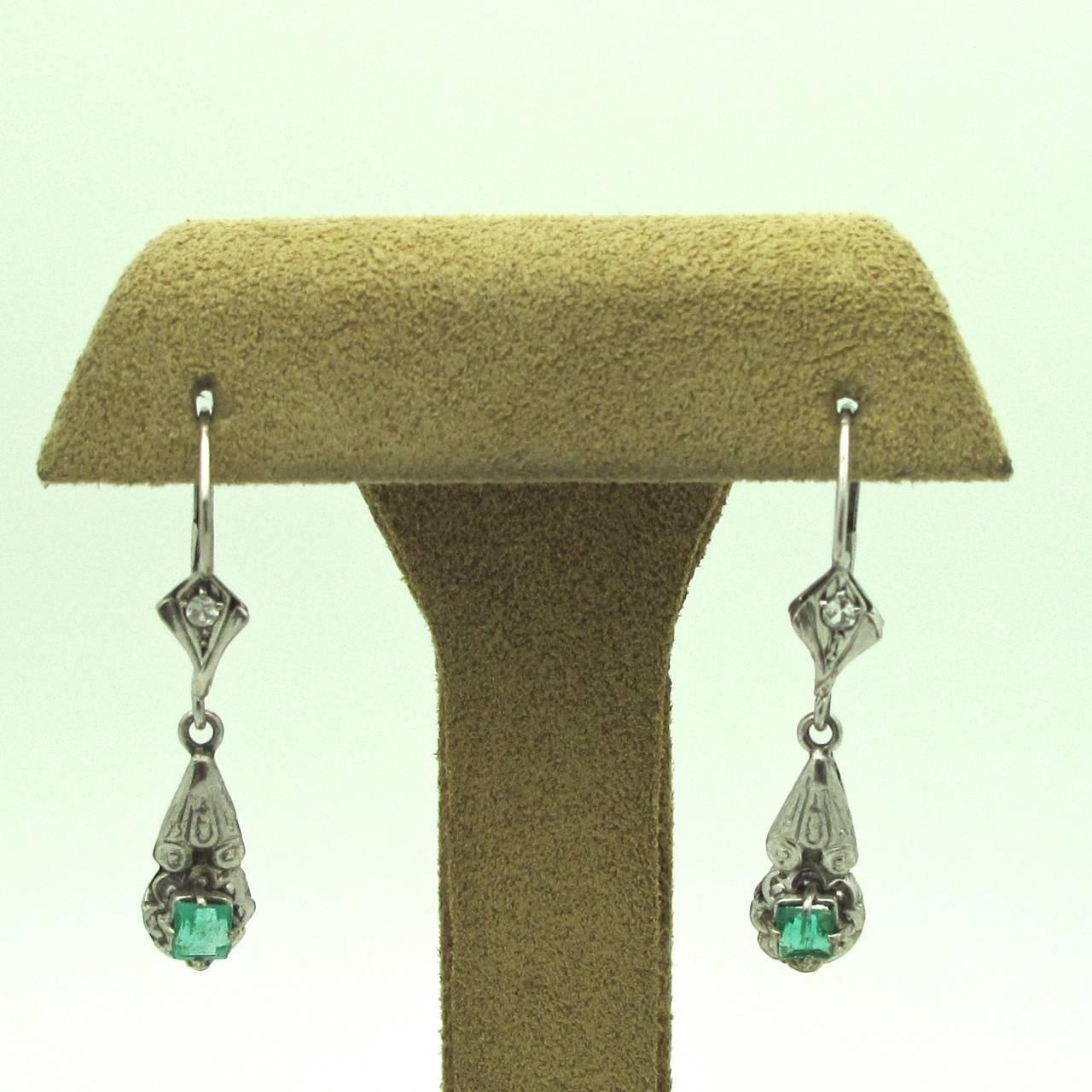 1940s Art Deco Emerald Diamond Gold Drop Earrings In Excellent Condition In Berkeley, CA