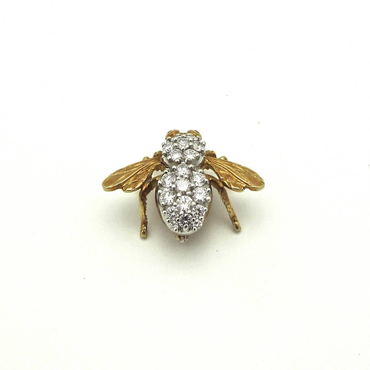 L'abeille incrustée de diamants aux yeux de rubis captivants se pose sur le revers de votre veste ou sur une robe magnifique. Il y a un verrou de sécurité pour que vous n'ayez jamais à vous inquiéter que votre abeille s'envole.....
