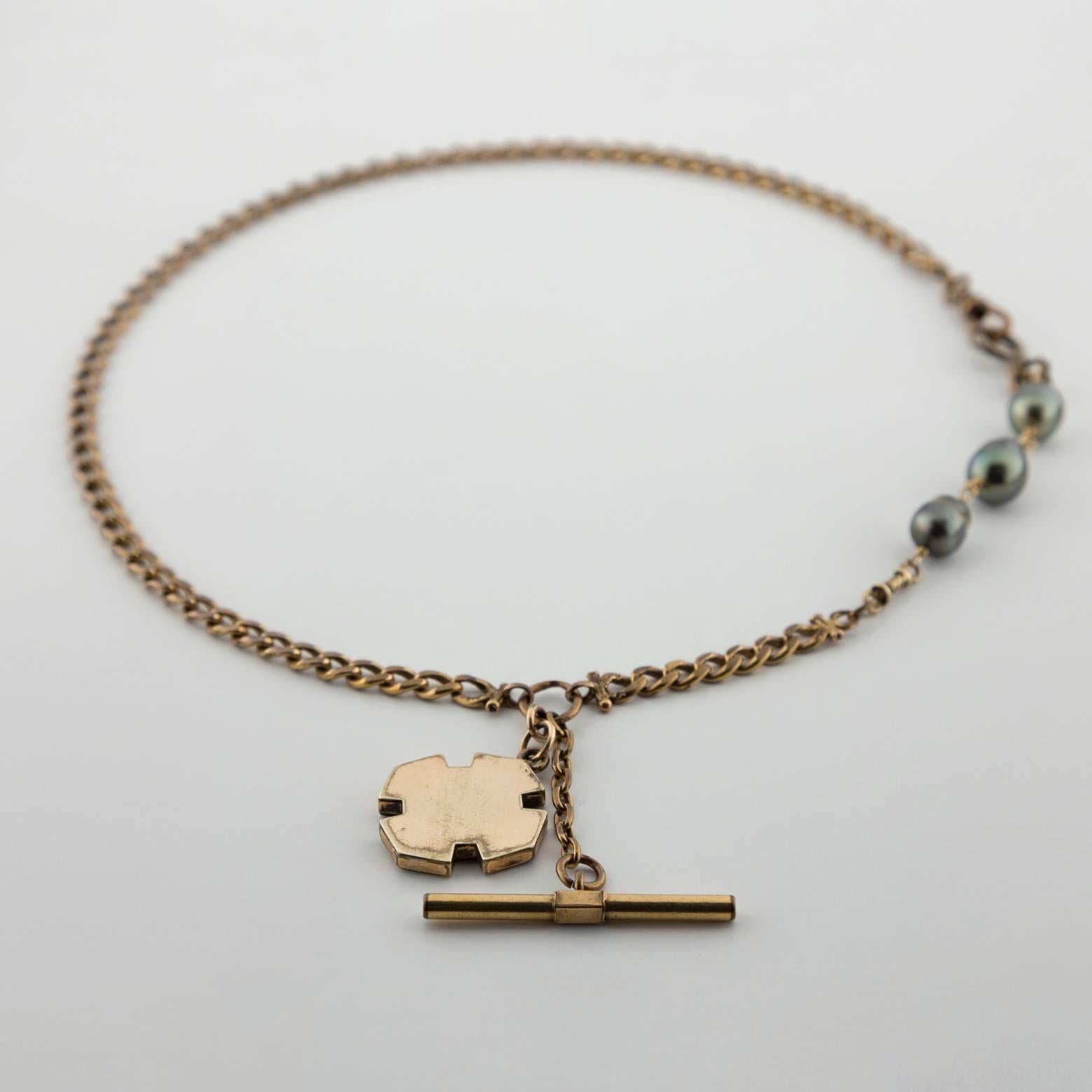 Collier à pendentifs en perles noires et or pour porte-montre Excellent état - En vente à Berkeley, CA