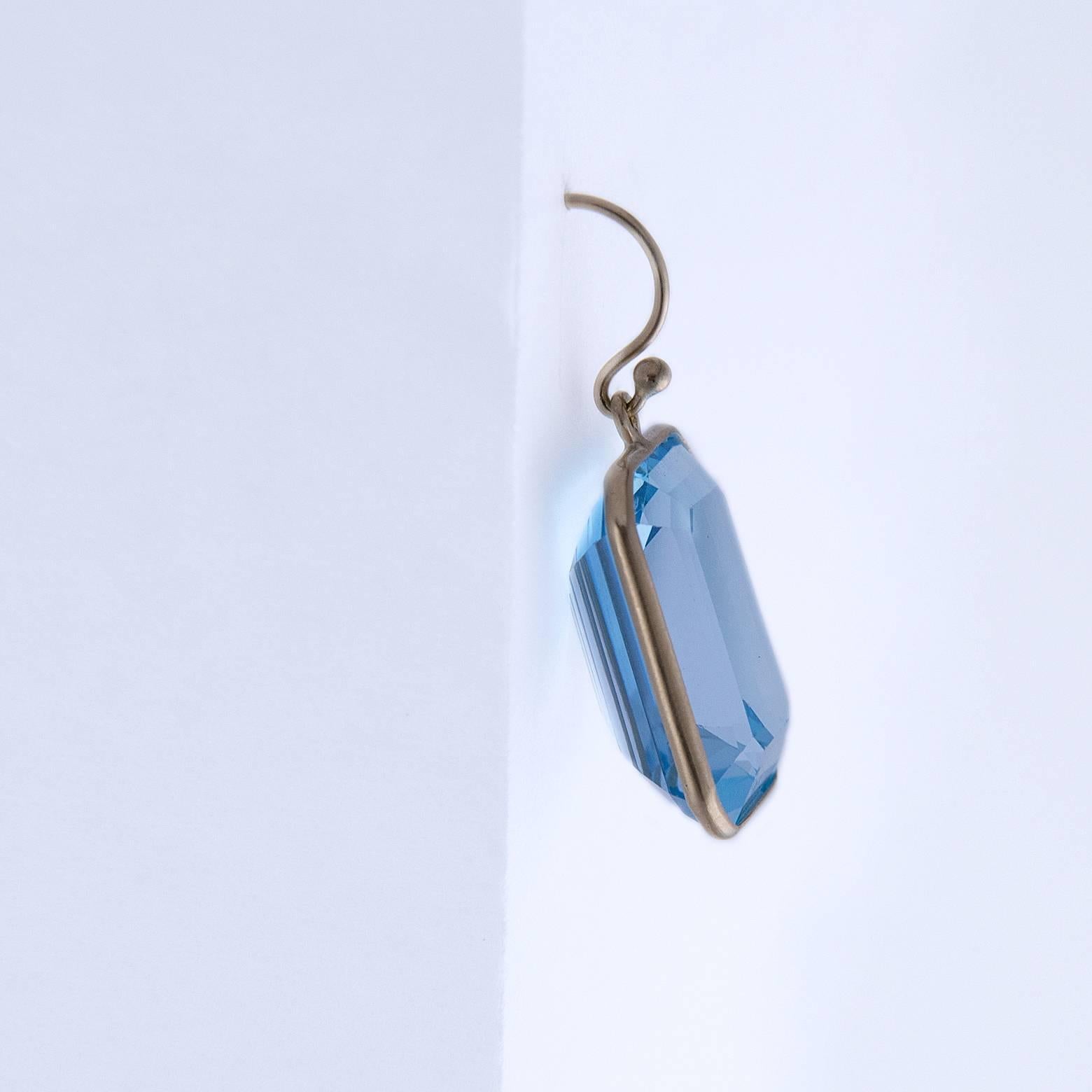 Contemporary Blautopas mit Smaragdschliff Tropfenohrringe aus Gold (Moderne)