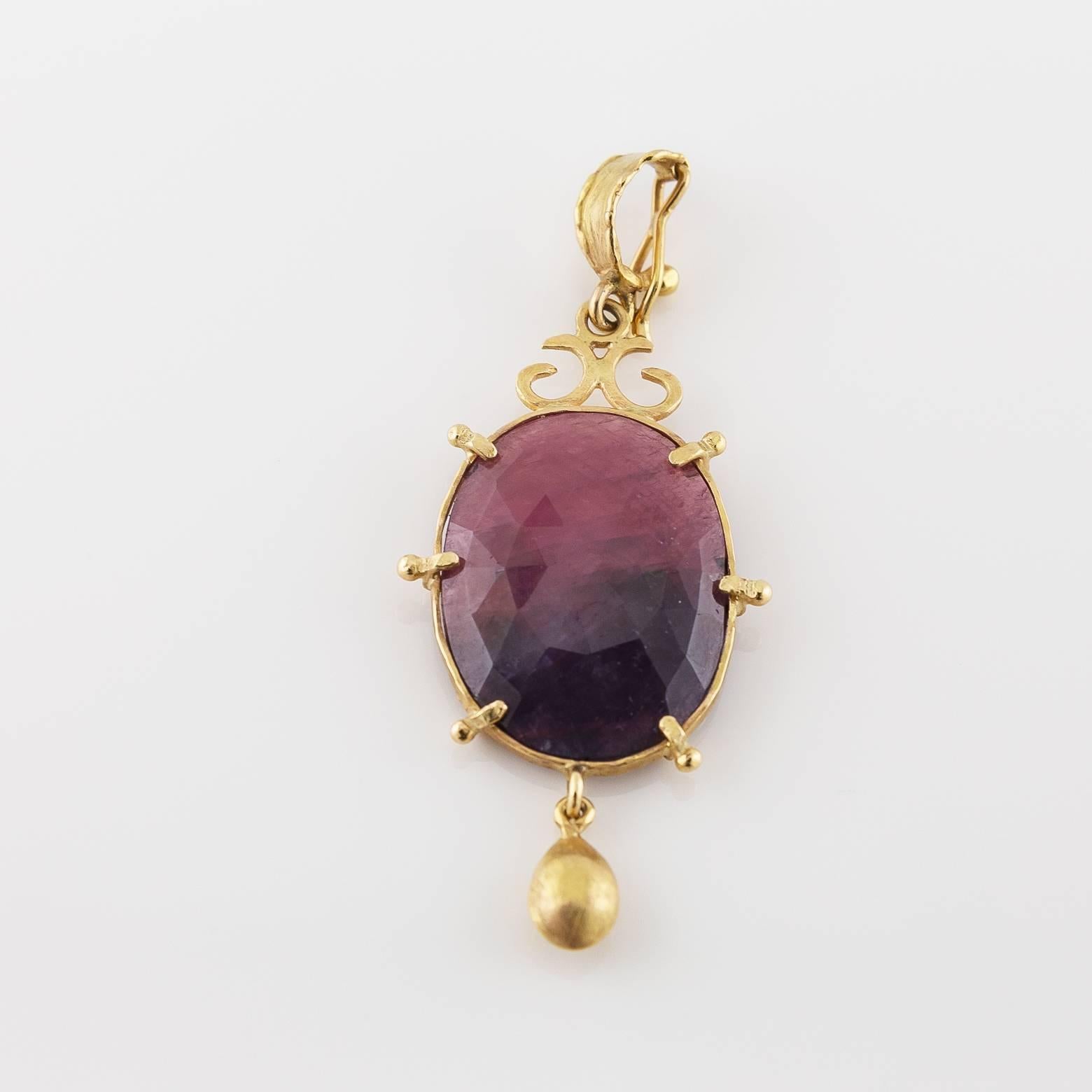 Irregular Shaped Purple Sunset Sapphire Hammered Gold Pendant In Excellent Condition In Berkeley, CA