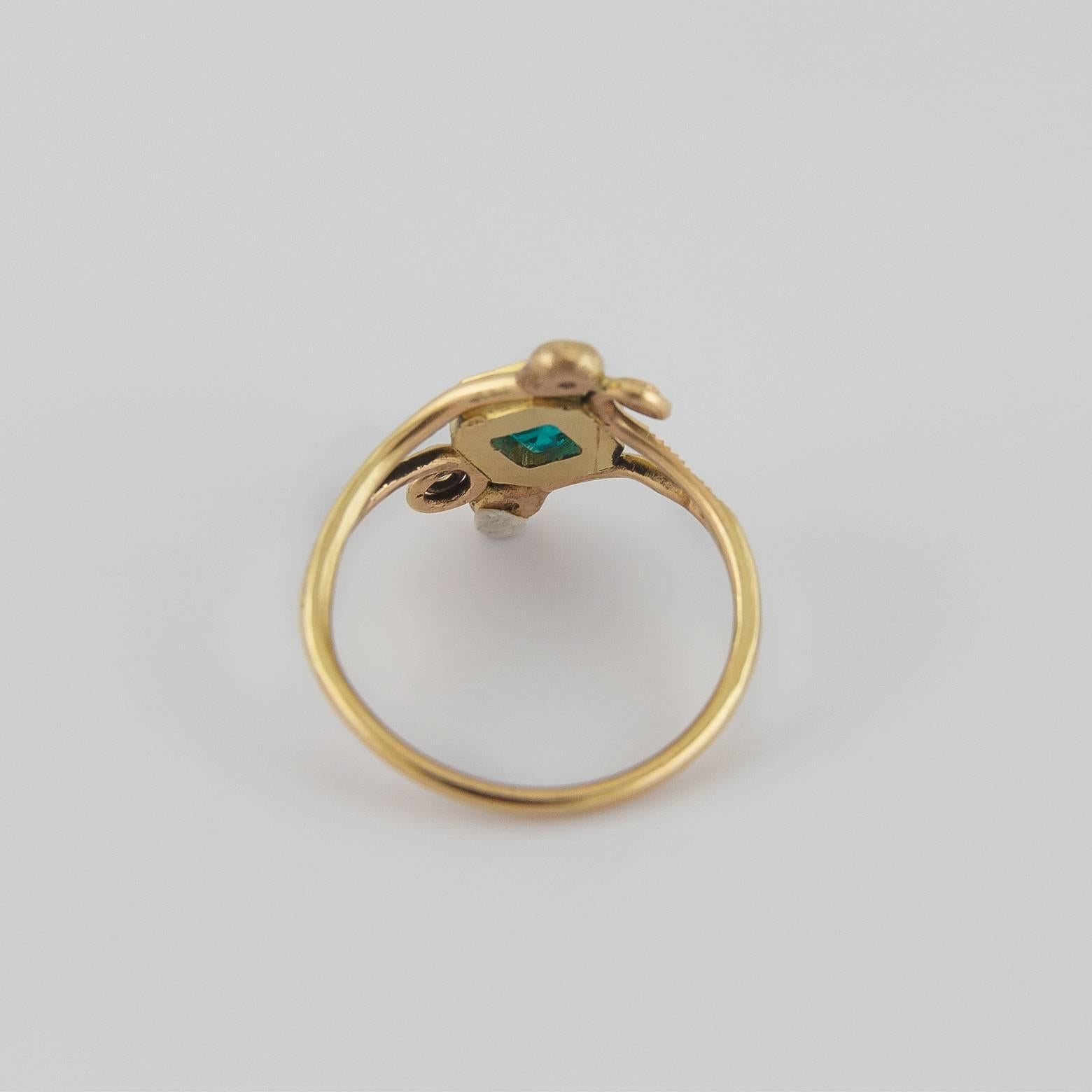 Classical Emerald Diamond Gold Swirl Ring  In Excellent Condition In Berkeley, CA