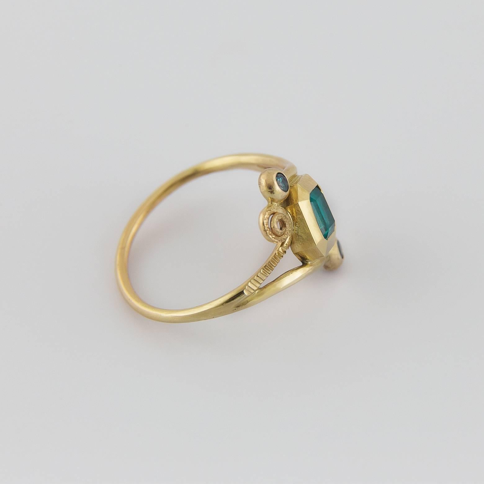 Women's Classical Emerald Diamond Gold Swirl Ring 